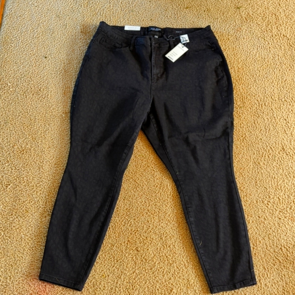 Judy blue 22w skinny fit midrise leopard detail